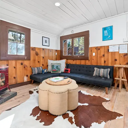 Finns Fish Camp - Walking Distance To Lake And Village! Back Patio With Barbecue, Fully Fenced Yard!